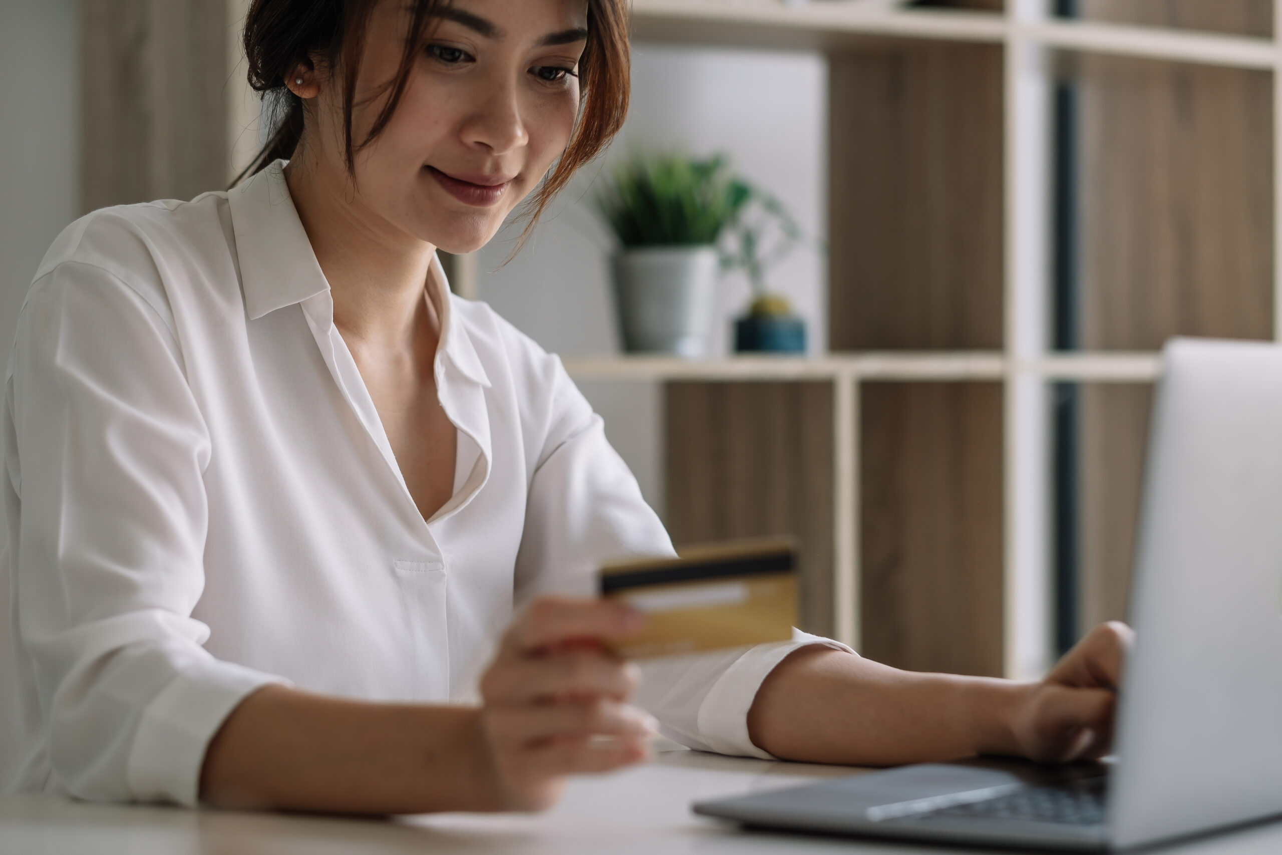 woman with credit card for poor credit